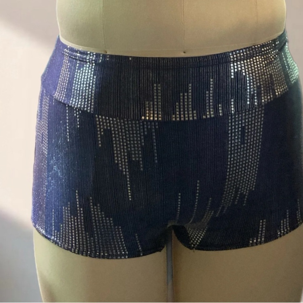 Wild curves design City Lights shorts